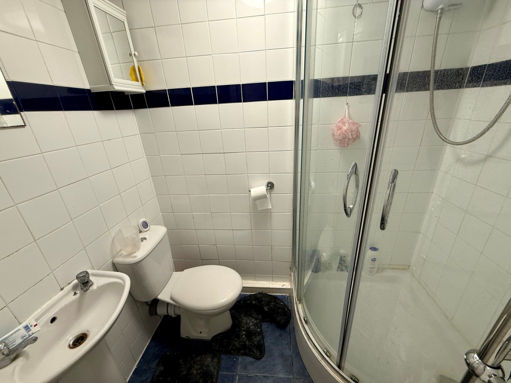 Lot: 91 - FREEHOLD END-TERRACE PROPERTY DIVIDED INTO A TWO-BEDROOM MAISONETTE AND GARDEN FLAT - Lower Ground Flat - Shower room with W.C.